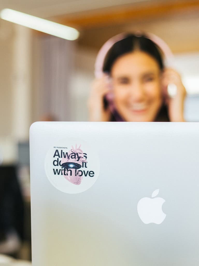 Equipo colaborando en Runroom